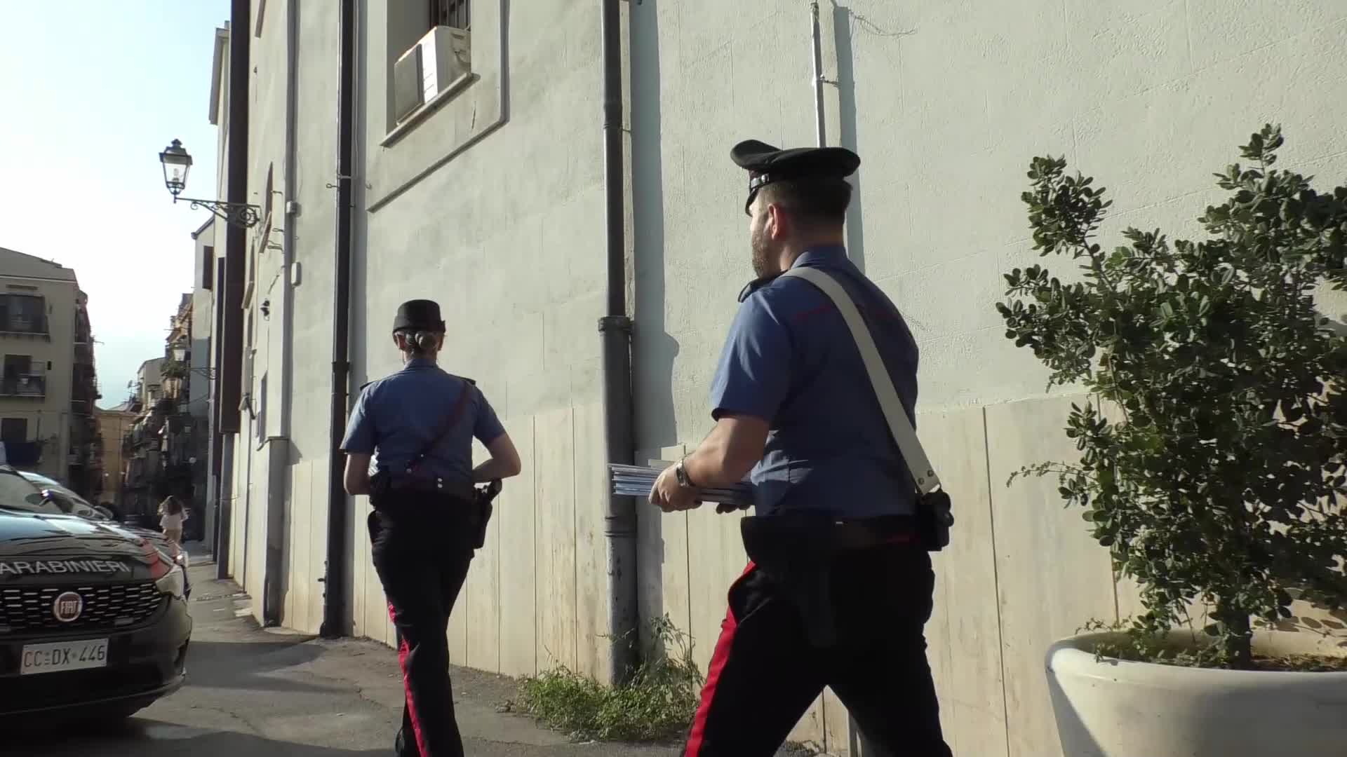 Larma Dei Carabinieri Dona Libri Alle Biblioteche